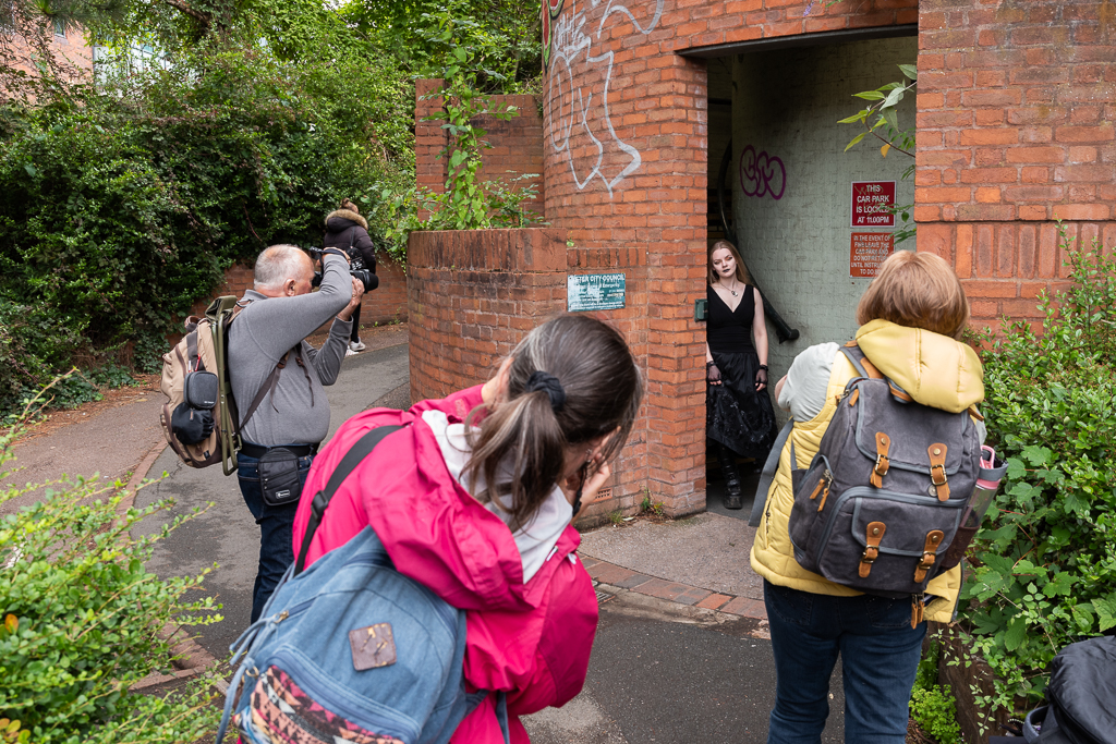 devonphotographytrainingportraitsonlocationshootexterrosie (18) Group of photographers photographing a model